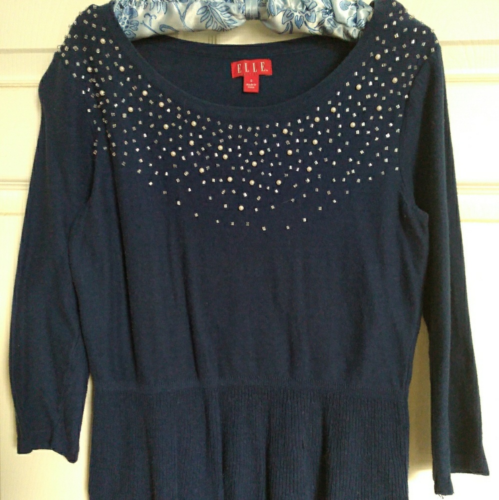 Blue sweater with pearl details and peplum